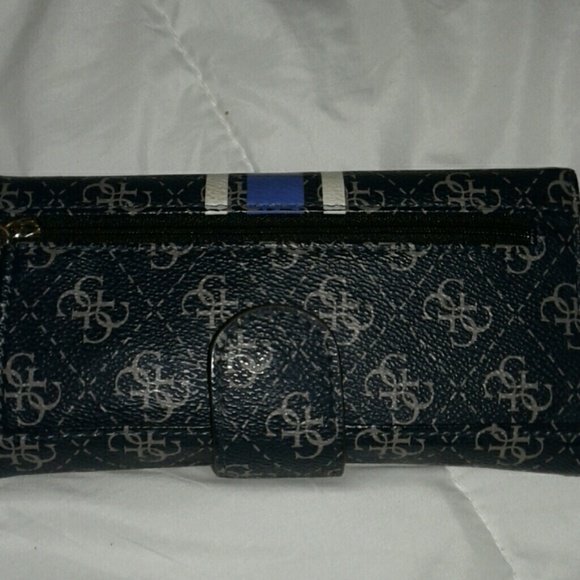 GUESS - Picture 2 of 5